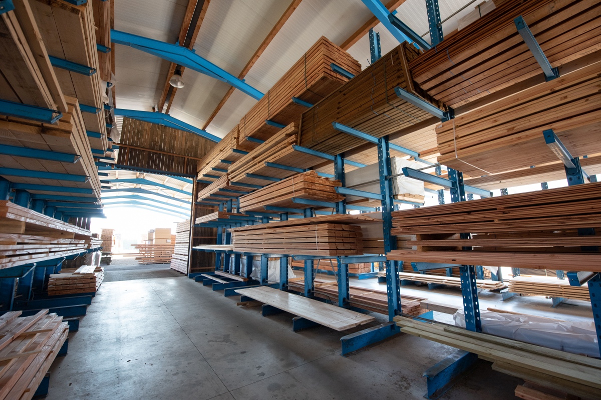 Large gamme de bois et quincaillerie